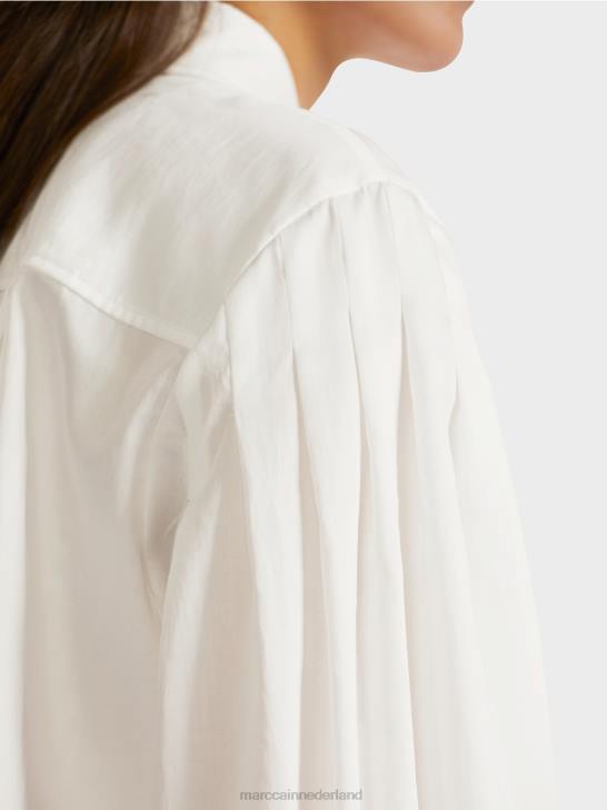 kleding gebroken wit 464J957 blouse met schouderpas en plooien Marc Cain
