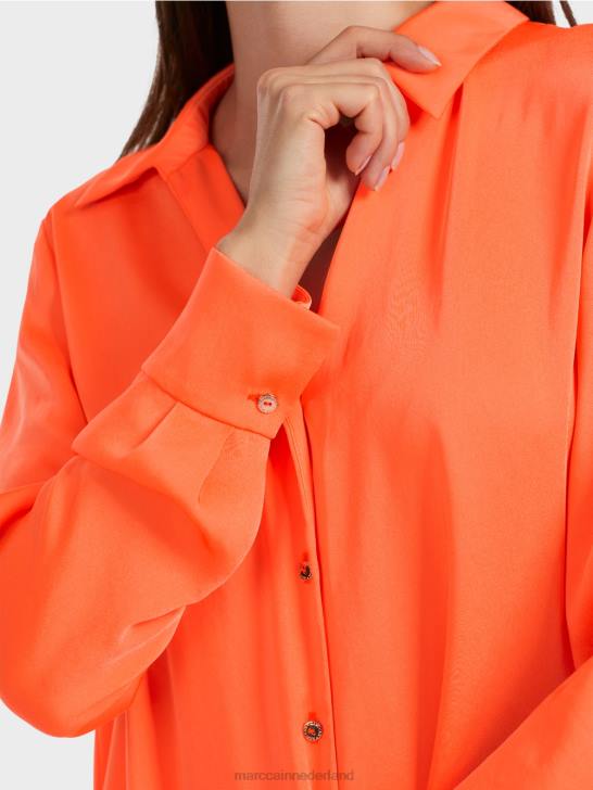 kleding helder koraal 464J861 klassieke overhemdblouse met v-hals Marc Cain