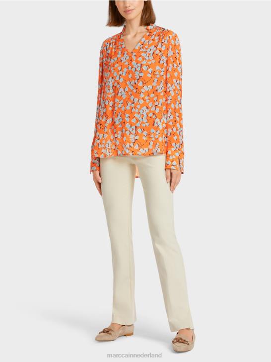kleding helder oranje 464J1021 top met print in blousestijl en v-hals Marc Cain