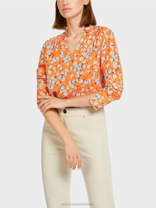 kleding helder oranje 464J1021 top met print in blousestijl en v-hals Marc Cain