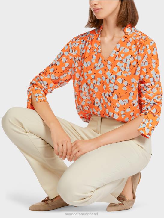 kleding helder oranje 464J1021 top met print in blousestijl en v-hals Marc Cain