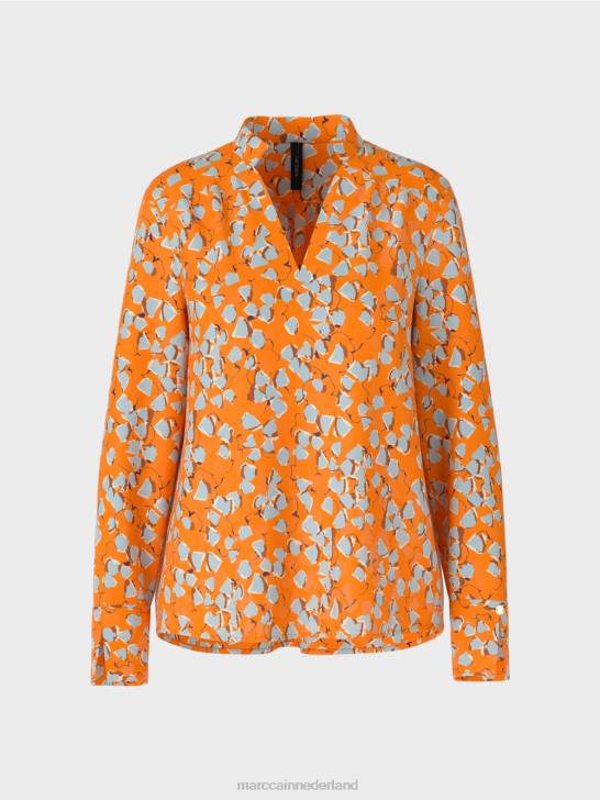 kleding helder oranje 464J1021 top met print in blousestijl en v-hals Marc Cain