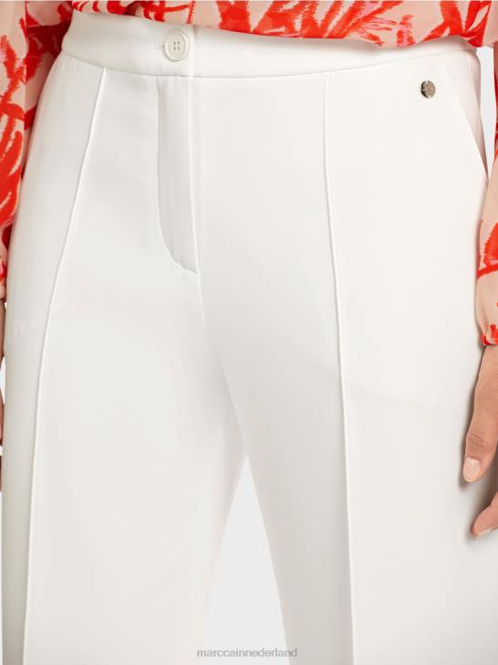 kleding gebroken wit 464J699 broek met doorgestikte geperste vouw Marc Cain