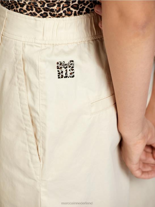 kleding poeder crème 464J704 \"Samen heroverwegen\" korte broek Marc Cain