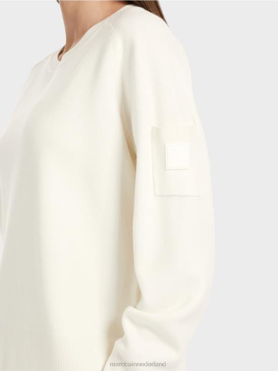 kleding gebroken wit 464J1105 gebreide trui met zak op de mouw Marc Cain