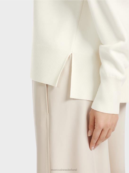 kleding gebroken wit 464J1105 gebreide trui met zak op de mouw Marc Cain