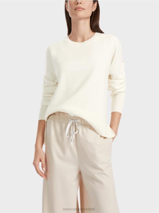 kleding gebroken wit 464J1105 gebreide trui met zak op de mouw Marc Cain