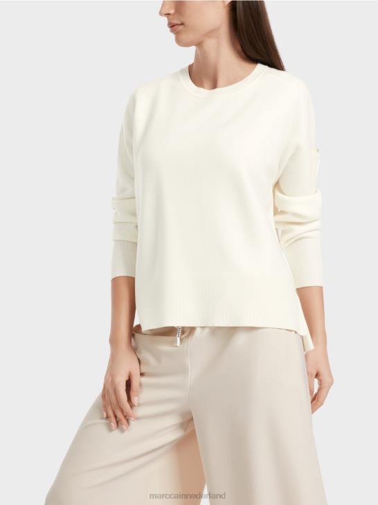 kleding gebroken wit 464J1105 gebreide trui met zak op de mouw Marc Cain