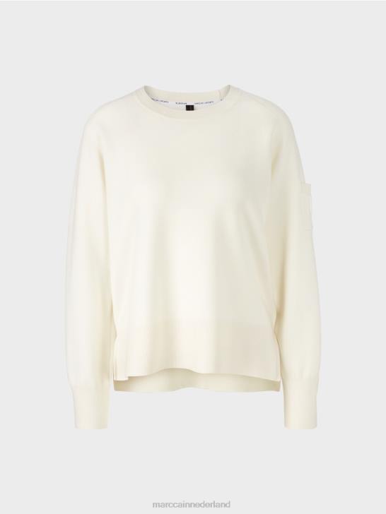 kleding gebroken wit 464J1105 gebreide trui met zak op de mouw Marc Cain