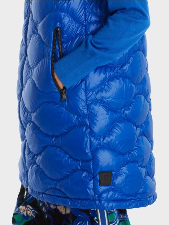 kleding helder koningsblauw 464J219 lang gewatteerd gilet \"rethink Together\". Marc Cain